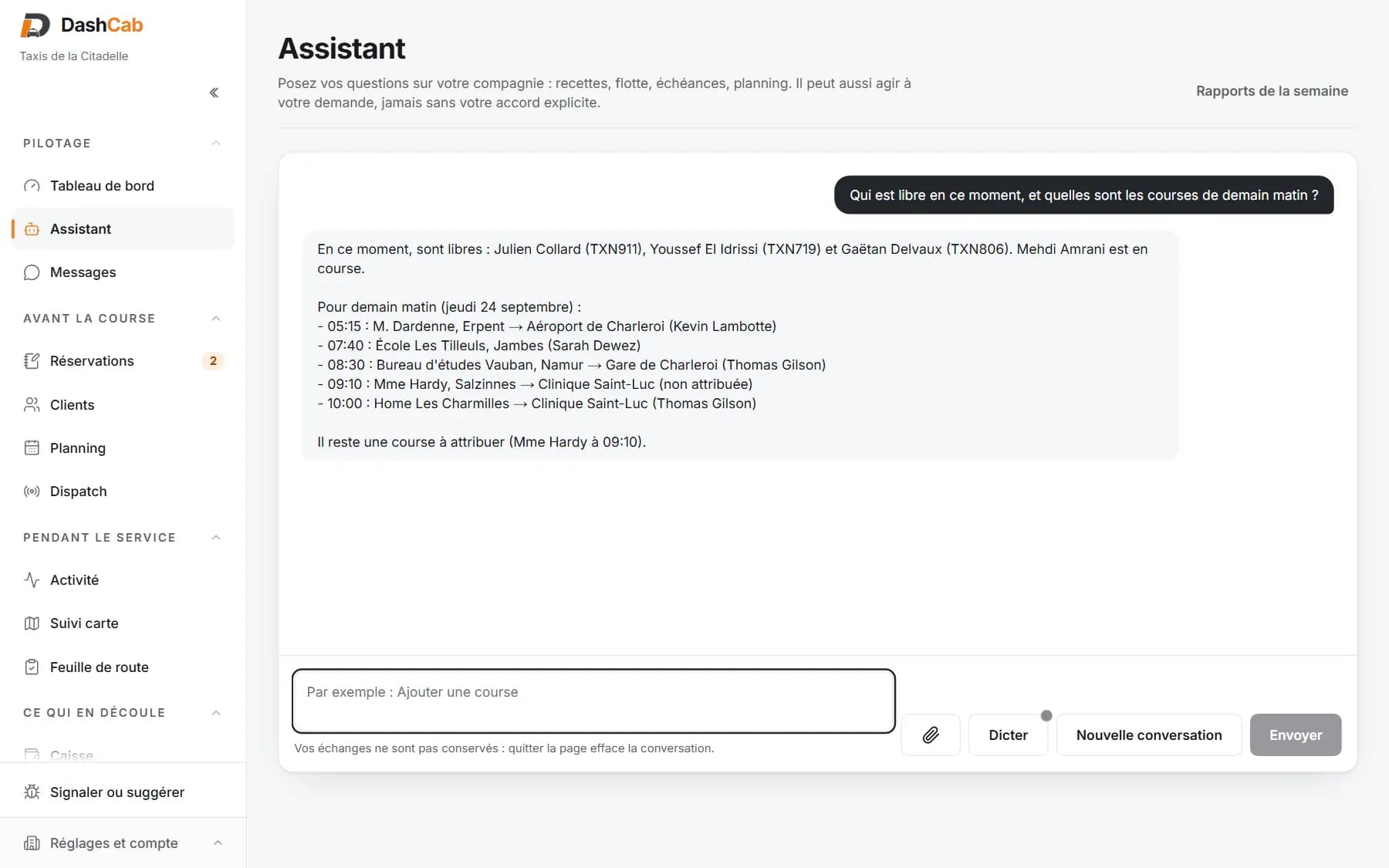 Assistant de gestion DashCab : à la question « Qui est libre en ce moment, et quelles sont les courses de demain matin ? », il répond avec les chauffeurs libres et la liste des courses de demain matin, aéroport, école et clinique, dont une encore à attribuer